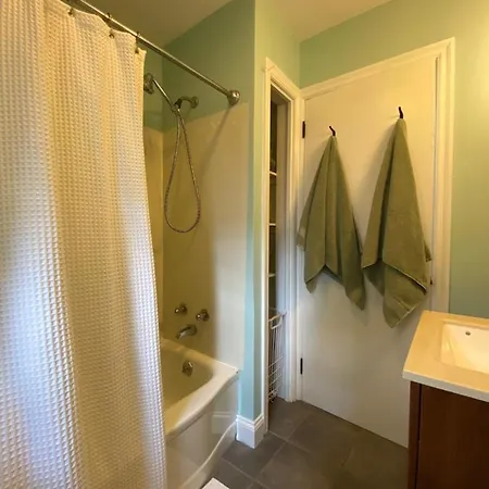 Cozy Studio, Minutes From Downtown. Quiet. South Burlington Exterior photo